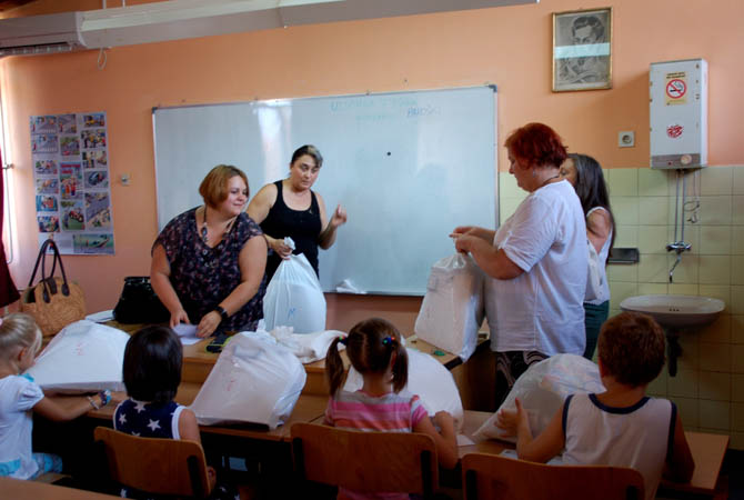 MNT beiskolázási csomagosztás Szenttamáson, 2015. szept. 2.